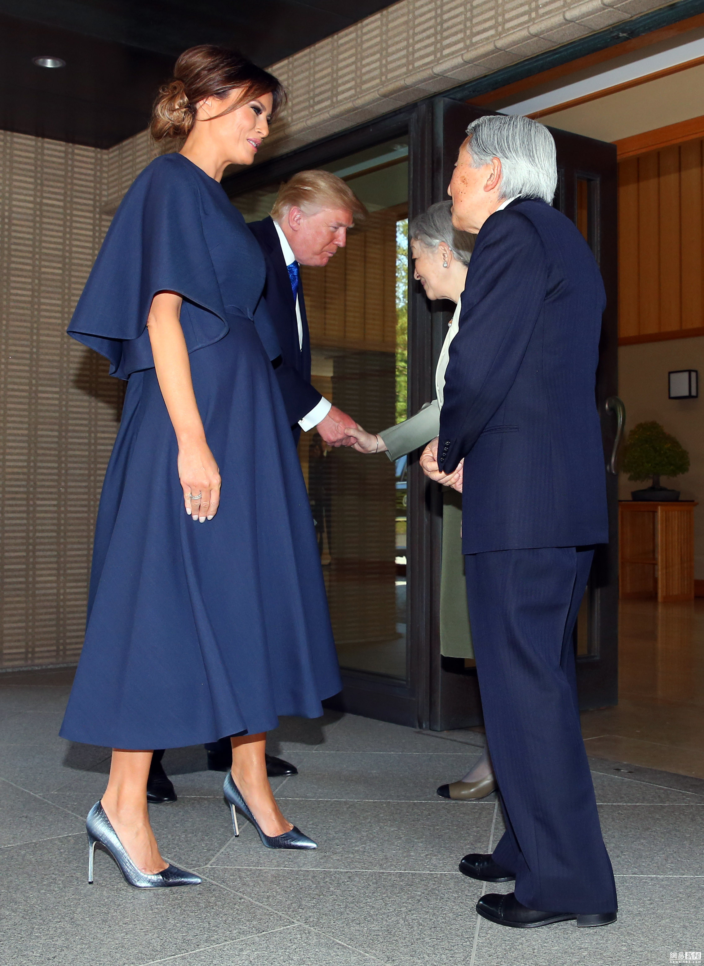 第一夫人引領(lǐng)國(guó)際風(fēng)尚，出訪新裝潮流盡顯風(fēng)采